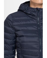 GIUBBOTTO RESISTENTE ALLA PIOGGIA CON IMBOTTITURA ULTRA LEGGERA. Vestibilità regolare.