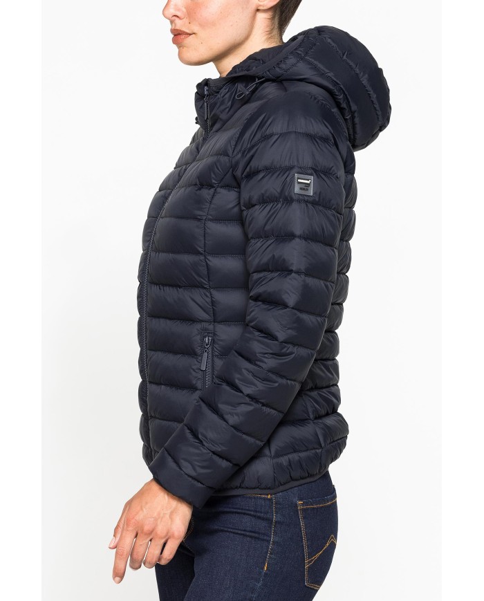 GIUBBOTTO RESISTENTE ALLA PIOGGIA CON IMBOTTITURA ULTRA LEGGERA. Vestibilità regolare.