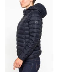 GIUBBOTTO RESISTENTE ALLA PIOGGIA CON IMBOTTITURA ULTRA LEGGERA. Vestibilità regolare.