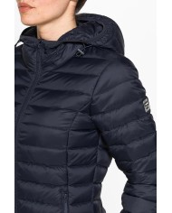 GIUBBOTTO RESISTENTE ALLA PIOGGIA CON IMBOTTITURA ULTRA LEGGERA. Vestibilità regolare.