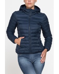 GIUBBOTTO RESISTENTE ALLA PIOGGIA CON IMBOTTITURA ULTRA LEGGERA. Vestibilità regolare.