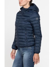 GIUBBOTTO RESISTENTE ALLA PIOGGIA CON IMBOTTITURA ULTRA LEGGERA. Vestibilità regolare.