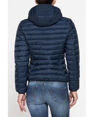 GIUBBOTTO RESISTENTE ALLA PIOGGIA CON IMBOTTITURA ULTRA LEGGERA. Vestibilità regolare.