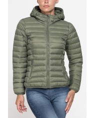 GIUBBOTTO RESISTENTE ALLA PIOGGIA CON IMBOTTITURA ULTRA LEGGERA. Vestibilità regolare.