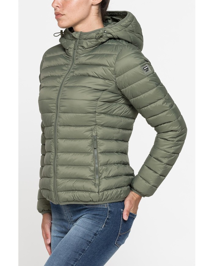 GIUBBOTTO RESISTENTE ALLA PIOGGIA CON IMBOTTITURA ULTRA LEGGERA. Vestibilità regolare.