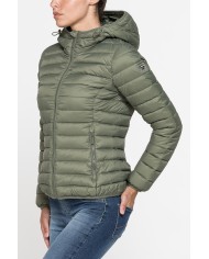 GIUBBOTTO RESISTENTE ALLA PIOGGIA CON IMBOTTITURA ULTRA LEGGERA. Vestibilità regolare.