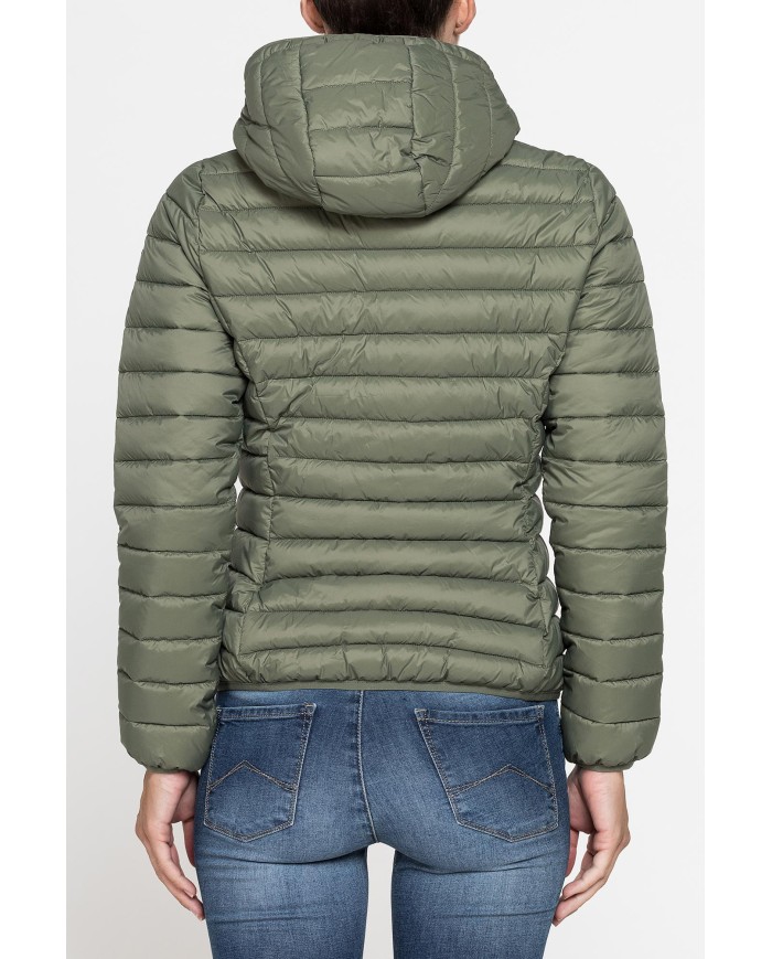 GIUBBOTTO RESISTENTE ALLA PIOGGIA CON IMBOTTITURA ULTRA LEGGERA. Vestibilità regolare.