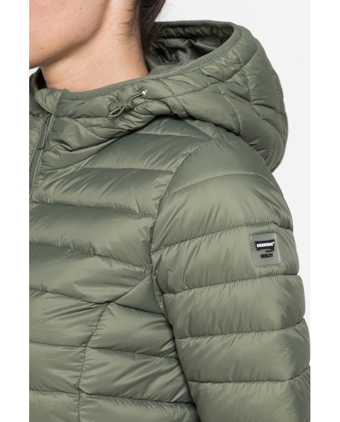 GIUBBOTTO RESISTENTE ALLA PIOGGIA CON IMBOTTITURA ULTRA LEGGERA. Vestibilità regolare.