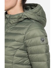 GIUBBOTTO RESISTENTE ALLA PIOGGIA CON IMBOTTITURA ULTRA LEGGERA. Vestibilità regolare.