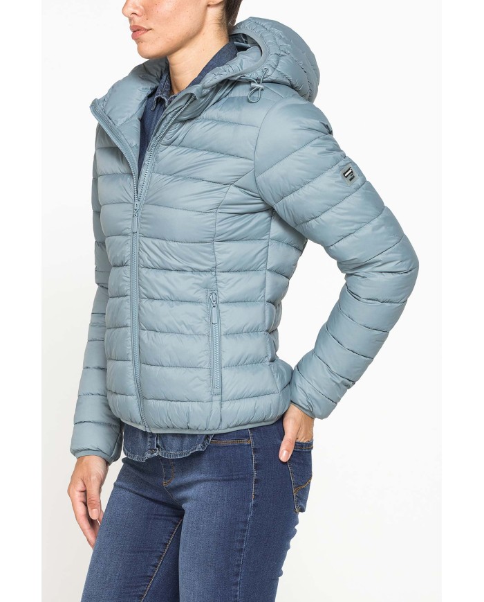 GIUBBOTTO RESISTENTE ALLA PIOGGIA CON IMBOTTITURA ULTRA LEGGERA. Vestibilità regolare.