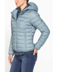 GIUBBOTTO RESISTENTE ALLA PIOGGIA CON IMBOTTITURA ULTRA LEGGERA. Vestibilità regolare.