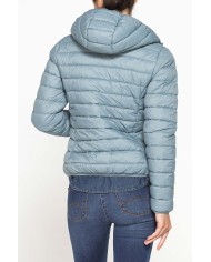 GIUBBOTTO RESISTENTE ALLA PIOGGIA CON IMBOTTITURA ULTRA LEGGERA. Vestibilità regolare.