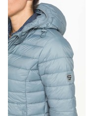 GIUBBOTTO RESISTENTE ALLA PIOGGIA CON IMBOTTITURA ULTRA LEGGERA. Vestibilità regolare.