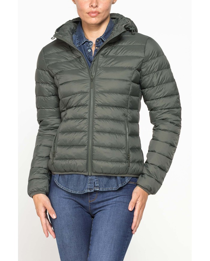 GIUBBOTTO RESISTENTE ALLA PIOGGIA CON IMBOTTITURA ULTRA LEGGERA. Vestibilità regolare.