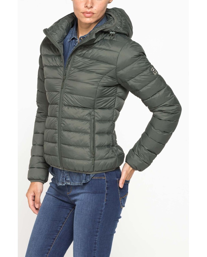 GIUBBOTTO RESISTENTE ALLA PIOGGIA CON IMBOTTITURA ULTRA LEGGERA. Vestibilità regolare.