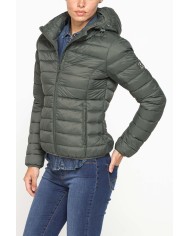 GIUBBOTTO RESISTENTE ALLA PIOGGIA CON IMBOTTITURA ULTRA LEGGERA. Vestibilità regolare.