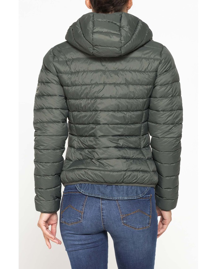 GIUBBOTTO RESISTENTE ALLA PIOGGIA CON IMBOTTITURA ULTRA LEGGERA. Vestibilità regolare.