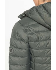 GIUBBOTTO RESISTENTE ALLA PIOGGIA CON IMBOTTITURA ULTRA LEGGERA. Vestibilità regolare.