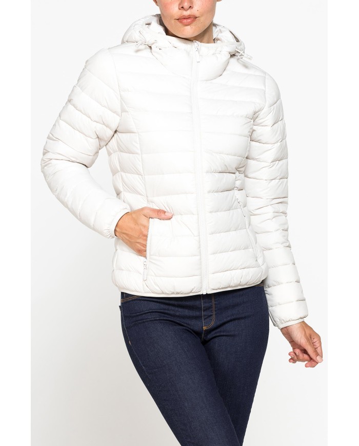 GIUBBOTTO RESISTENTE ALLA PIOGGIA CON IMBOTTITURA ULTRA LEGGERA. Vestibilità regolare.