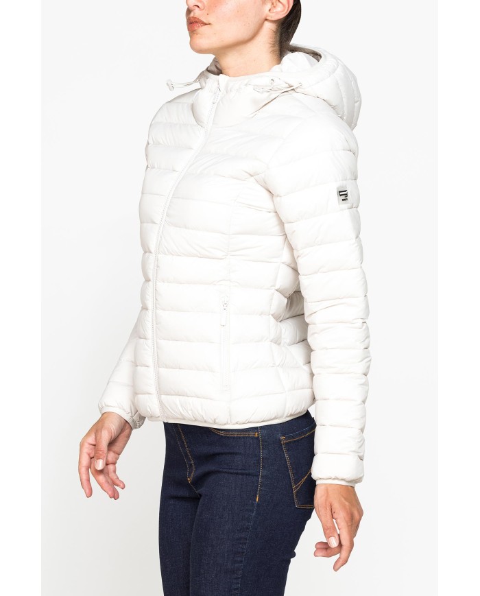 GIUBBOTTO RESISTENTE ALLA PIOGGIA CON IMBOTTITURA ULTRA LEGGERA. Vestibilità regolare.