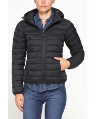 GIUBBOTTO RESISTENTE ALLA PIOGGIA CON IMBOTTITURA ULTRA LEGGERA. Vestibilità regolare.