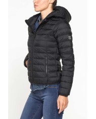 GIUBBOTTO RESISTENTE ALLA PIOGGIA CON IMBOTTITURA ULTRA LEGGERA. Vestibilità regolare.