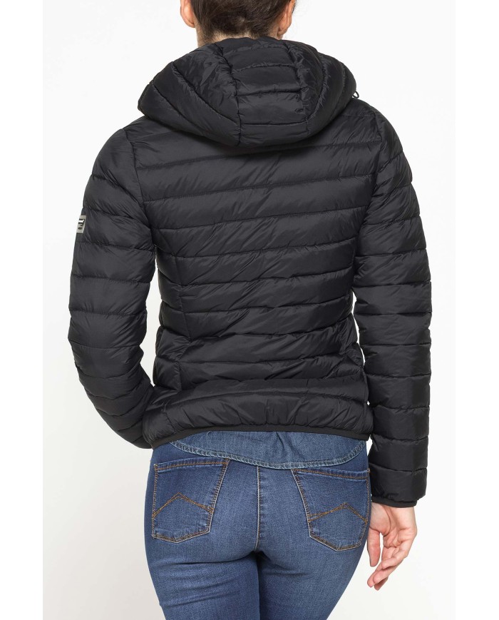 GIUBBOTTO RESISTENTE ALLA PIOGGIA CON IMBOTTITURA ULTRA LEGGERA. Vestibilità regolare.