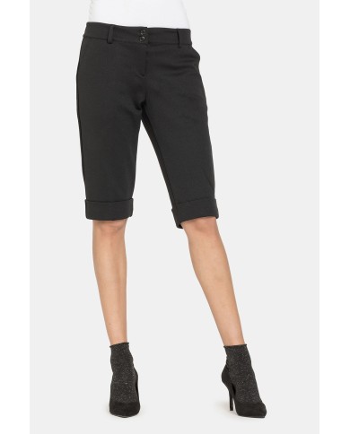 PANTALONI CORTI AL GINOCCHIO. Vita regolare e gamba regolare. PANTALONI CORTI AL GINOCCHIO. Vita regolare e gamba regolare.