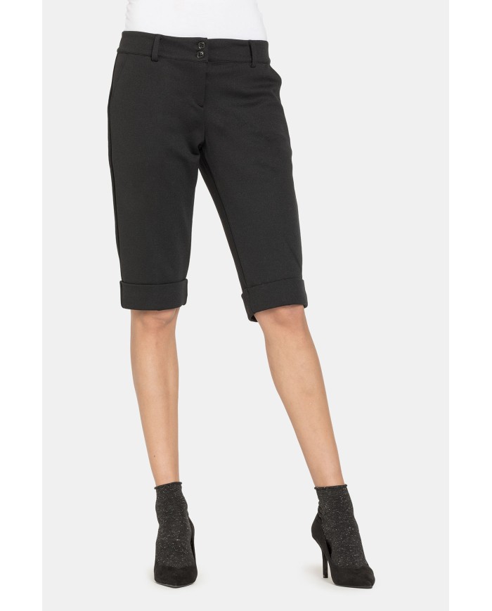 PANTALONI CORTI AL GINOCCHIO. Vita regolare e gamba regolare.