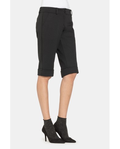 PANTALONI CORTI AL GINOCCHIO. Vita regolare e gamba regolare. PANTALONI CORTI AL GINOCCHIO. Vita regolare e gamba regolare.