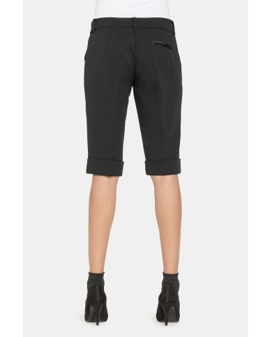 PANTALONI CORTI AL GINOCCHIO. Vita regolare e gamba regolare.