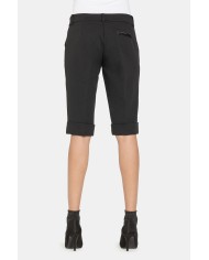 PANTALONI CORTI AL GINOCCHIO. Vita regolare e gamba regolare.