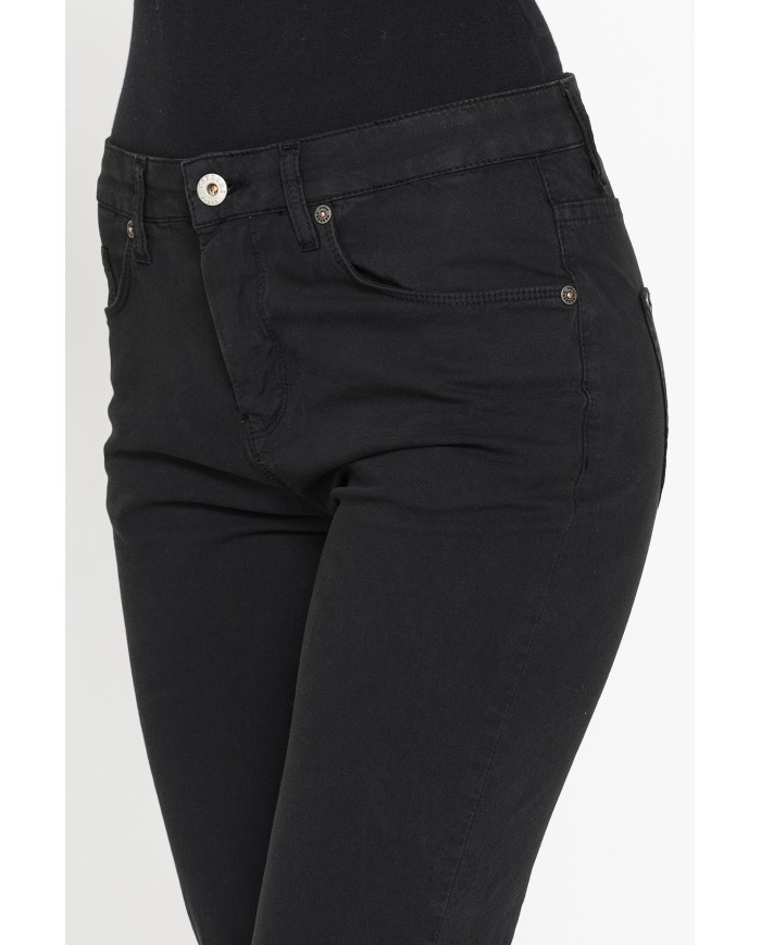 PANTALONE COLORATO IN TELA STRETCH.