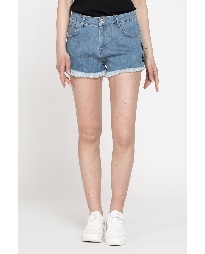 PANTALONE CORTO IN DENIM STRETCH, MODELLO 757. Vita regolare e gamba regolare.