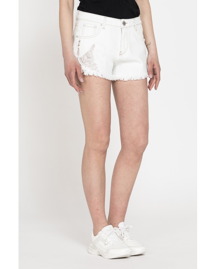 PANTALONE CORTO IN DENIM STRETCH, MODELLO 757. Vita regolare e gamba regolare.