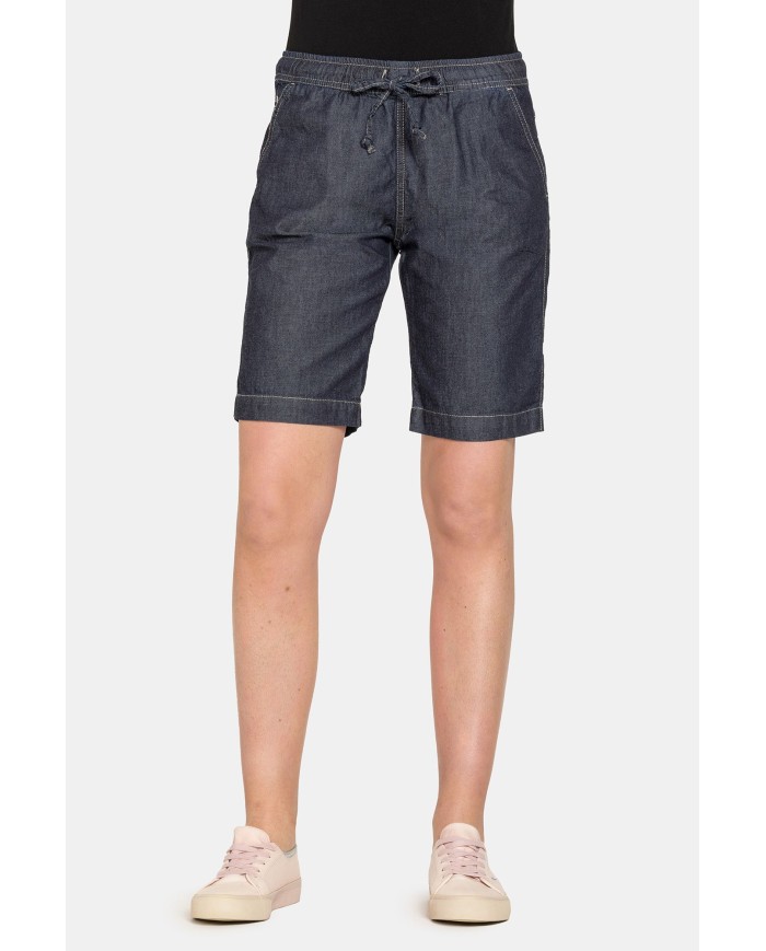 BERMUDA CON ELASTICO IN VITA E LACCETTO. Vita e gamba regolare.