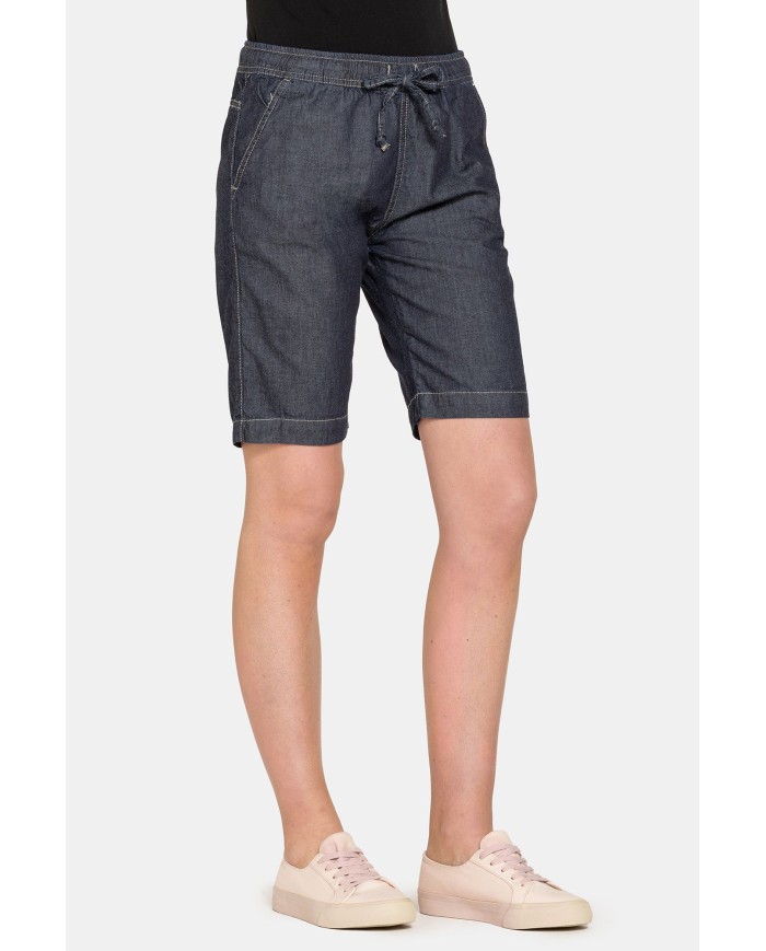 BERMUDA CON ELASTICO IN VITA E LACCETTO. Vita e gamba regolare.