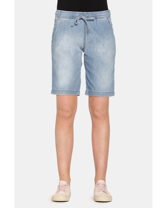 BERMUDA CON ELASTICO IN VITA E LACCETTO. Vita e gamba regolare.