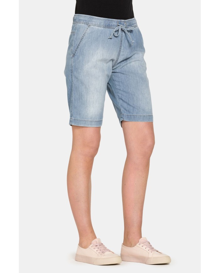 BERMUDA CON ELASTICO IN VITA E LACCETTO. Vita e gamba regolare.