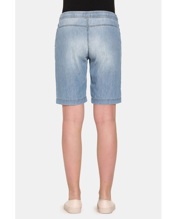 BERMUDA CON ELASTICO IN VITA E LACCETTO. Vita e gamba regolare.