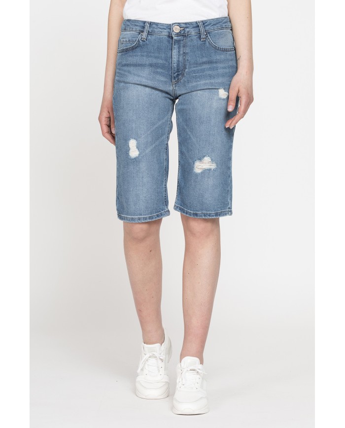 BERMUDA IN DENIM LEGGERO CON STRAPPI 100% COTONE. Vita regolare.