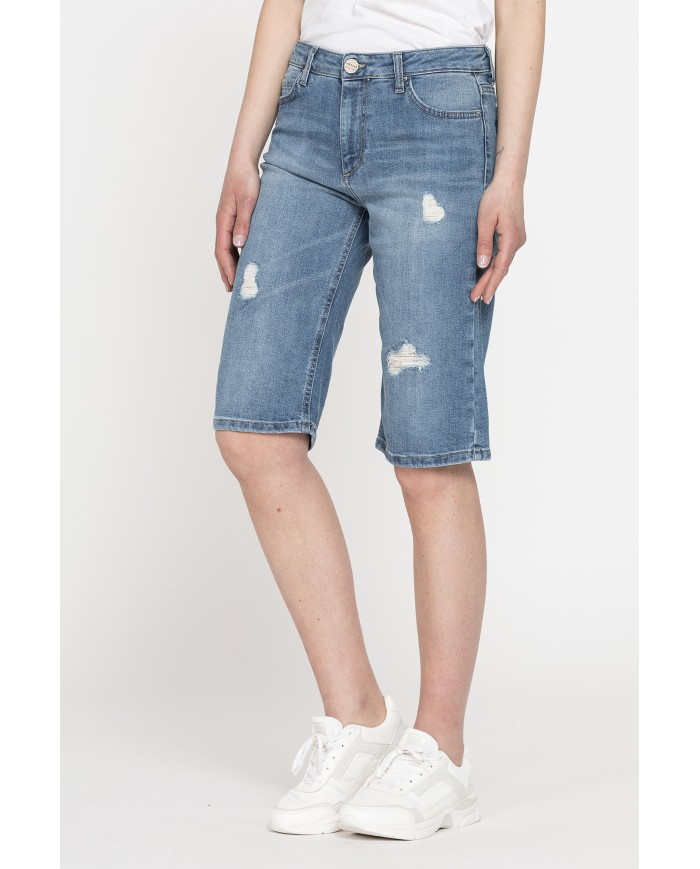 BERMUDA IN DENIM LEGGERO CON STRAPPI 100% COTONE. Vita regolare.
