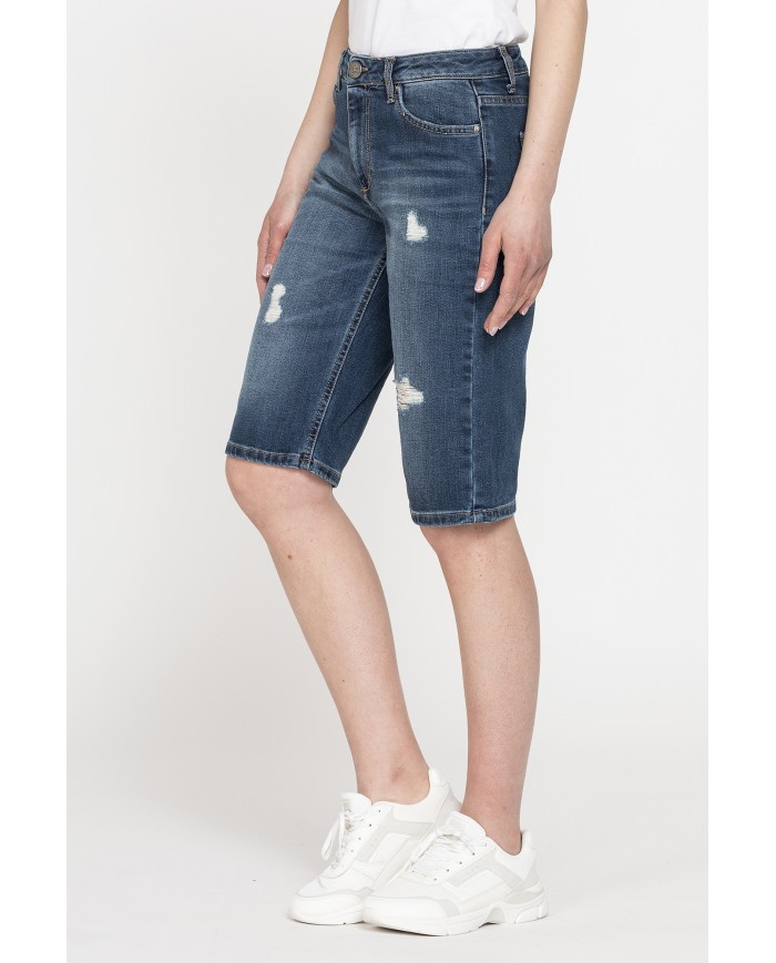 BERMUDA IN DENIM LEGGERO CON STRAPPI 100% COTONE. Vita regolare.