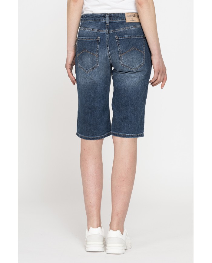 BERMUDA IN DENIM LEGGERO CON STRAPPI 100% COTONE. Vita regolare.