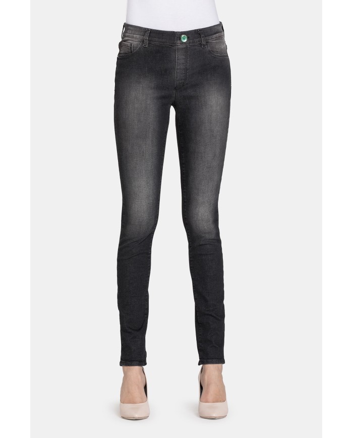 LEGG-JEANS DONNA CON TRATTAMENTO ALL'ALOE. Vita regolare e gamba stretta.