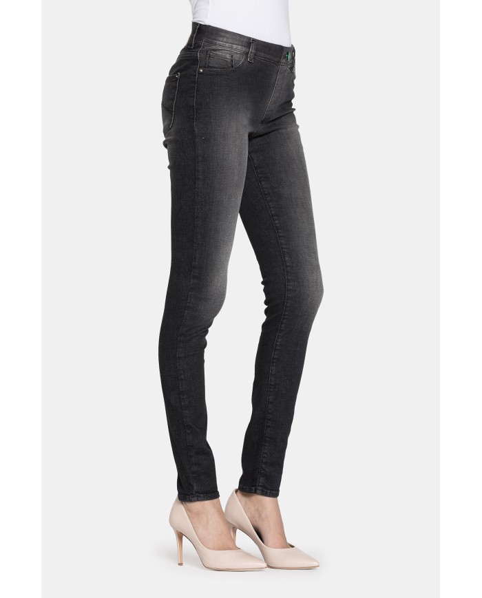 LEGG-JEANS DONNA CON TRATTAMENTO ALL'ALOE. Vita regolare e gamba stretta.