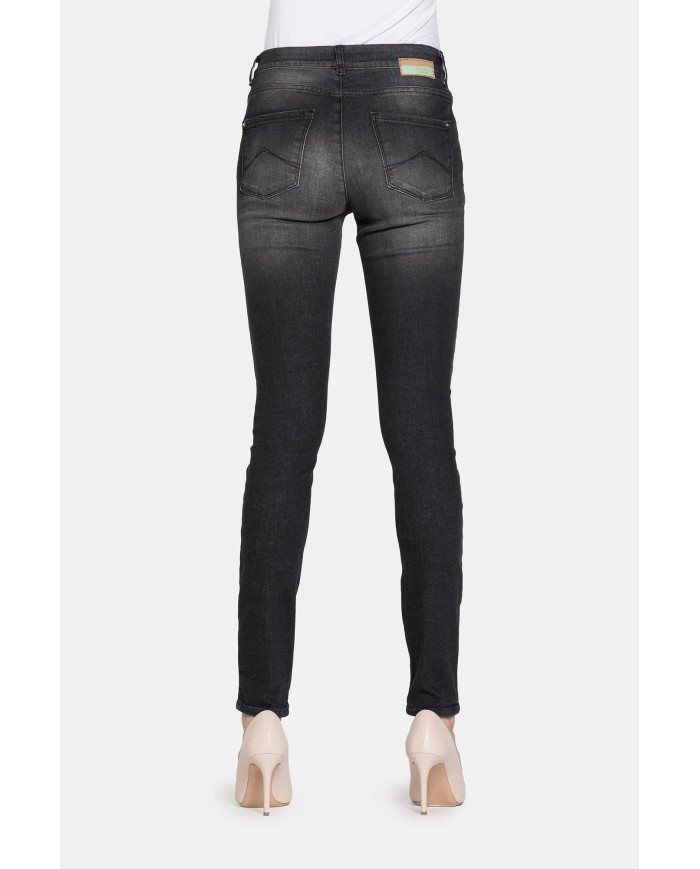 LEGG-JEANS DONNA CON TRATTAMENTO ALL'ALOE. Vita regolare e gamba stretta.