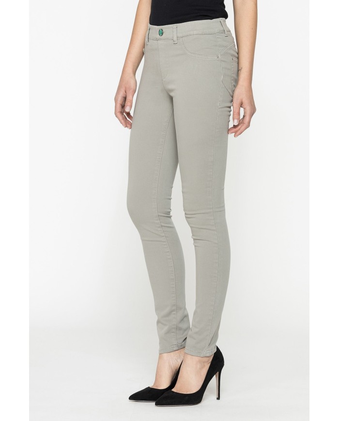 LEGG-JEANS DONNA PUSH-UP STRETCH CON TRATTAMENTO ALL'ALOE. Vita regolare e gamba stretta.