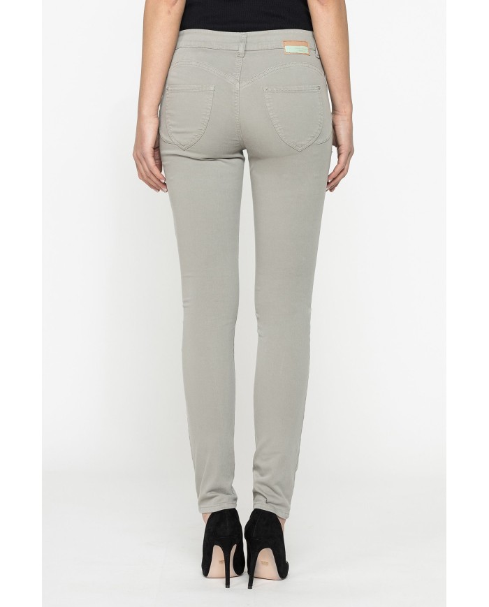 LEGG-JEANS DONNA PUSH-UP STRETCH CON TRATTAMENTO ALL'ALOE. Vita regolare e gamba stretta.