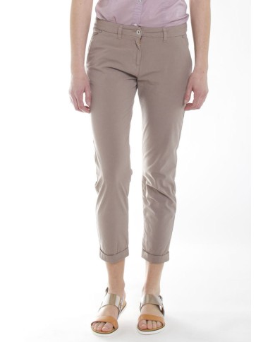 PANTALONE LEGGERO IN POPELINE STRETCH. Vita bassa e gamba regolare. PANTALONE LEGGERO IN POPELINE STRETCH. Vita bassa e gamba regolare.